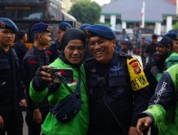 Aksi Damai Ojol peluk dan salami Brimob Kwitang, Wujud Keakraban