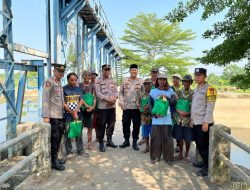 Polsek Sukatani Gelar Jumat Berkah, Bagikan Sembako kepada Warga Kurang Mampu