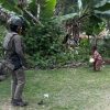 Tebar Keceriaan, Satgas Damai Cartenz Bermain Bola Bersama Anak-anak Puncak Jaya