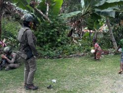 Tebar Keceriaan, Satgas Damai Cartenz Bermain Bola Bersama Anak-anak Puncak Jaya