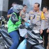 Polda Metro Jaya Bagikan Helm dan Sembako untuk Pengemudi Ojek Online