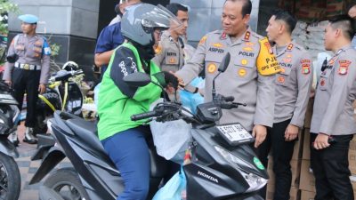 Polda Metro Jaya Bagikan Helm dan Sembako untuk Pengemudi Ojek Online