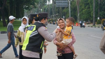 Hari Jadi Polwan ke-77, Kapolres Metro Bekasi Gelar Yanmas Pagi di TL Pos Lantas Jurong, Bagikan Bingkisan