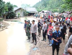 Polres Lampung Barat Terjun Langsung Salurkan Bantuan untuk Korban Banjir Suoh