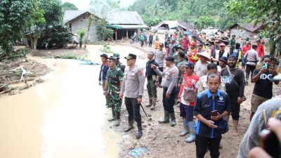 Polres Lampung Barat Terjun Langsung Salurkan Bantuan untuk Korban Banjir Suoh