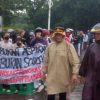 Kapolsek Johar Baru Kawal Aksi Demo LHK ke Gedung DPR RI di Tengah Hujan