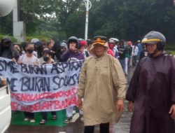 Kapolsek Johar Baru Kawal Aksi Demo LHK ke Gedung DPR RI di Tengah Hujan