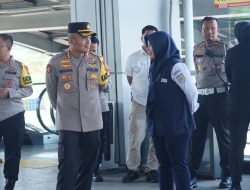 Kapolres Metro Bekasi Pimpin Pengecekan Pengamanan Penyekatan Massa di Stasiun KA Cikarang