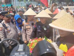 Peringati Hari Tani Nasional, Polisi Potong Tumpeng Bersama Massa Aksi di Jl. Merdeka Selatan Jakarta Pusat