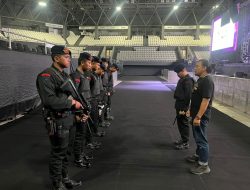 Brimob Polda Metro Jaya Pastikan Keamanan dan Kenyamanan Penonton Konser Air Supply & KLakustik Live di Tennis Indoor Senayan