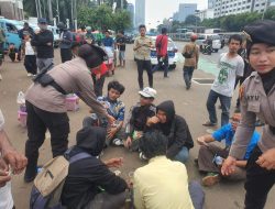 Polisi Bagi-Bagi Roti dan Air ke Massa Demo DPR