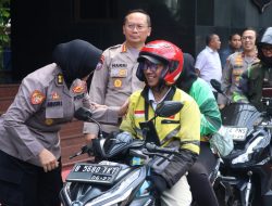 Jumat Peduli Polda Metro Jaya, Ojol Dapat Pesan Kamtibmas dari Polwan