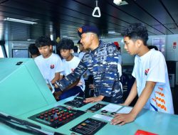 Kolinlamil Buka Wawasan Maritim Pelajar UPI Melalui Warship Tour Di KRI Teluk Calang-524