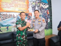 Kokohkan Sinergitas TNI-Polri, Kapolres Metro Bekasi Kota Rayakan HUT ke-80 TNI di Kodim 0507