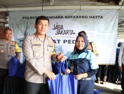 Jumat Peduli, Polresta Bandara Soetta Bagikan Paket Sembako ke Puluhan Petugas Cleaning Service