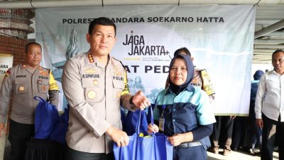 Jumat Peduli, Polresta Bandara Soetta Bagikan Paket Sembako ke Puluhan Petugas Cleaning Service