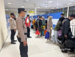 Pelayanan Penumpang Kapal KM. Dobonsolo, Polri Hadir Untuk Masyarakat