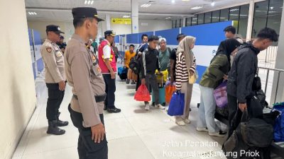 Pelayanan Penumpang Kapal KM. Dobonsolo, Polri Hadir Untuk Masyarakat