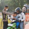 Kapolres Metro Bekasi Pimpin Yanmas Pagi, Bantu Penyeberangan & Bagikan Susu ke Pelajar di Jurong