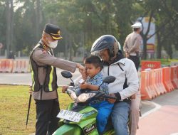 Kapolres Metro Bekasi Pimpin Yanmas Pagi, Bantu Penyeberangan & Bagikan Susu ke Pelajar di Jurong
