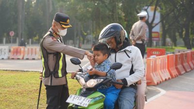 Kapolres Metro Bekasi Pimpin Yanmas Pagi, Bantu Penyeberangan & Bagikan Susu ke Pelajar di Jurong