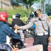Kapolrestro Bekasi Turun Yanmas, Tertibkan Arus Pagi dan Bagikan Susu untuk Pelajar di TL Jurong