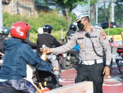 Kapolrestro Bekasi Turun Yanmas, Tertibkan Arus Pagi dan Bagikan Susu untuk Pelajar di TL Jurong