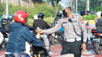 Kapolrestro Bekasi Turun Yanmas, Tertibkan Arus Pagi dan Bagikan Susu untuk Pelajar di TL Jurong