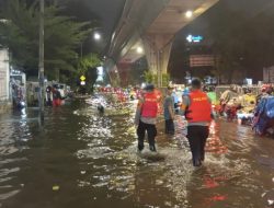 Tim SAR Brimob Polda Metro Jaya Evakuasi dan Berikan Bantuan Pelayanan Kepada Warga Di lokasi Banjir