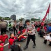 Gelar Aksi Simpatik, Polisi Bagikan Roti dan Air Mineral ke Massa Aksi di DPR
