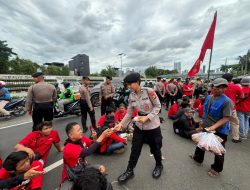 Gelar Aksi Simpatik, Polisi Bagikan Roti dan Air Mineral ke Massa Aksi di DPR
