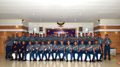 TINGKATKAN PROFESIONALISME PENGAWAK KRI, WAASKOMLEK KASAL BUKA PELATIHAN OPERATOR RADAR NAVIGASI DAN GYRO TA 2025 DI MAKO KOLINLAMIL