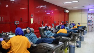 SAMBUT HUT KE-63, KOWAL SATLINLAMIL 2 LAKSANAKAN DONOR DARAH DI PMI SURABAYA