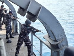 PRAJURIT KRI TELUK AMBOINA-503 MELAKSANAKAN LATIHAN PENEMBAKAN MERIAM DI LAUT JAWA