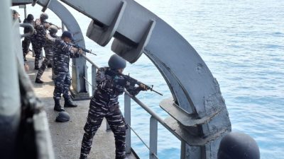 PRAJURIT KRI TELUK AMBOINA-503 MELAKSANAKAN LATIHAN PENEMBAKAN MERIAM DI LAUT JAWA