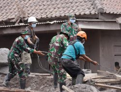 Pastikan Warga Tertangani dengan Baik, TNI AD Lanjutkan Penanganan Bencana Semeru