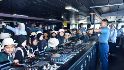 KOLINLAMIL JADI MAGNET EDUKASI BAHARI, PELAJAR SD ISLAM ASSURYANIYAH EKSPLOR KRI BANDA ACEH-593