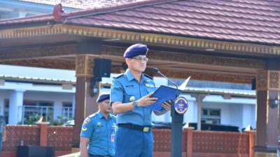 PIMPIN UPACARA BENDERA, ASINTEL PANGKOLINLAMIL, TEKANKAN DISIPLIN KEAMANAN, DAN ETIKA DIGITAL