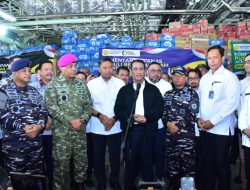 MENTAN TINJAU BANTUAN UNTUK KORBAN BENCANA SUMATRA DI KOLINLAMIL