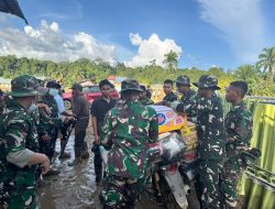 Tembus Kabupaten Agam, Prajurit TNI AD Salurkan Bantuan ke Daerah Terisolir