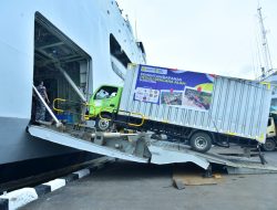 MENTAN LEPAS BANTUAN BANJIR TAHAP KEDUA MENUJU ACEH, SUMUT, DAN SUMBAR