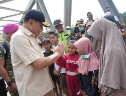 Menko Polkam Serahkan Mobil Penjernih Air, Kunjungi Pengungsian, dan Tinjau Perbaikan Jembatan di Aceh