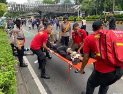 Polisi Bersepeda Sigap Bantu Evakuasi Korban Laka di CFD Jakarta