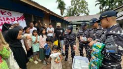 KRI BANDA ACEH-593 PERKUAT SEMANGAT KEBERSAMAAN DI WILAYAH BENCANA