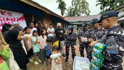 KRI BANDA ACEH-593 PERKUAT SEMANGAT KEBERSAMAAN DI WILAYAH BENCANA