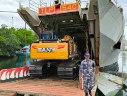 KRI TELUK LAMPUNG-540 BAWA BANTUAN KORBAN BANJIR, PERKUAT PENANGGULANGAN BENCANA DI ACEH
