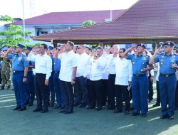 PERCEPATAN PENANGANAN PASCA BENCANA ALAM, PANGKOLINLAMIL DAMPINGI MENTAN BERSAMA KASAL MELEPAS SATGAS YONZENI 1 MARINIR