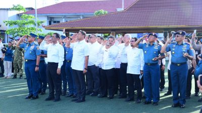 PERCEPATAN PENANGANAN PASCA BENCANA ALAM, PANGKOLINLAMIL DAMPINGI MENTAN BERSAMA KASAL MELEPAS SATGAS YONZENI 1 MARINIR