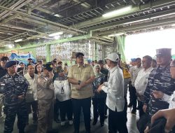 KRI BANDA ACEH-593 TIBA DI BELAWAN, TUNTASKAN PENYALURAN BANTUAN KEMANUSIAAN