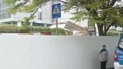 Trotoar Ditutup Seng, Hak Publik Dipertanyakan di Depan RS Pelni